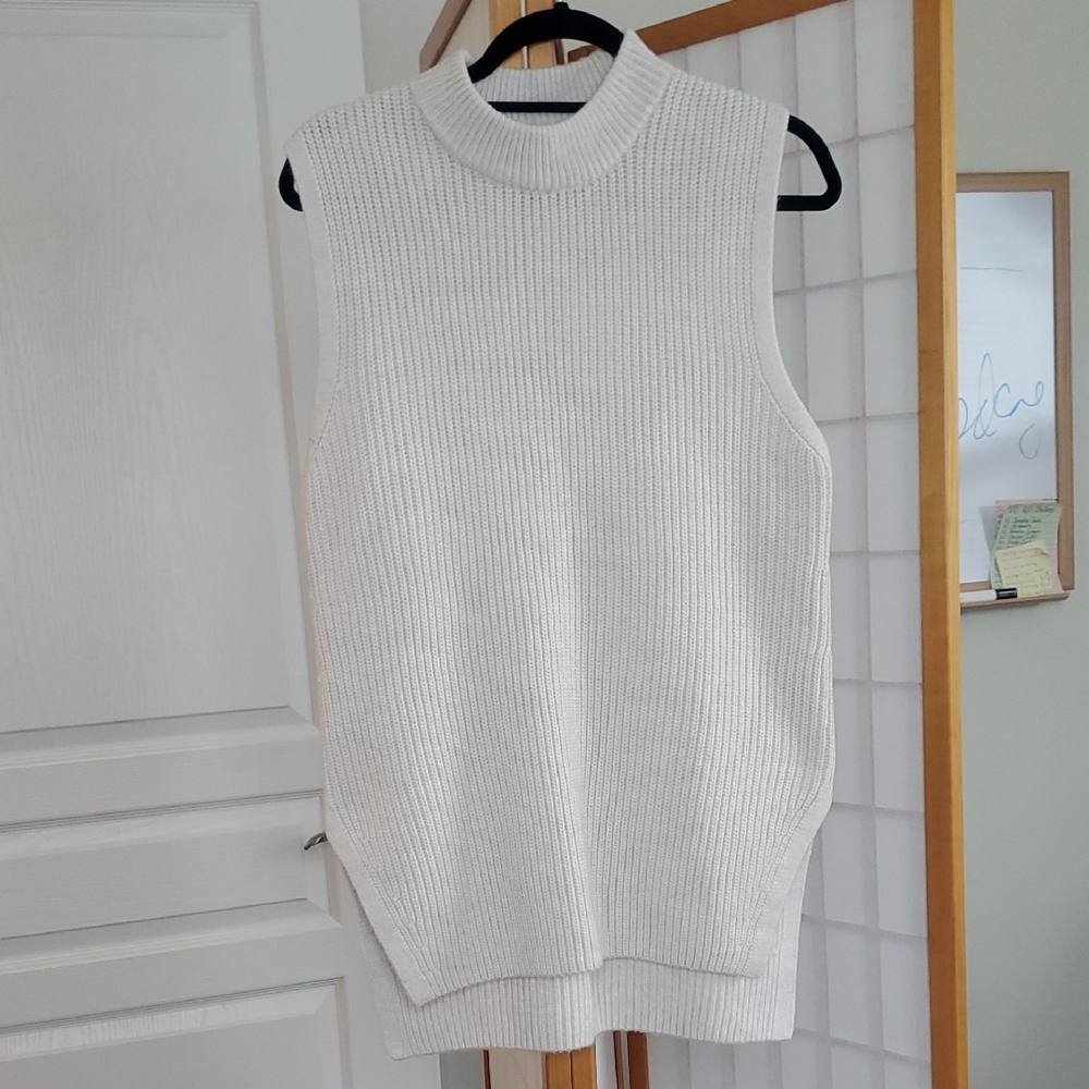 H&M Sleeveless White Sweater Vest